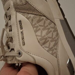 Michael Kors sneakers 👟  off white with silver